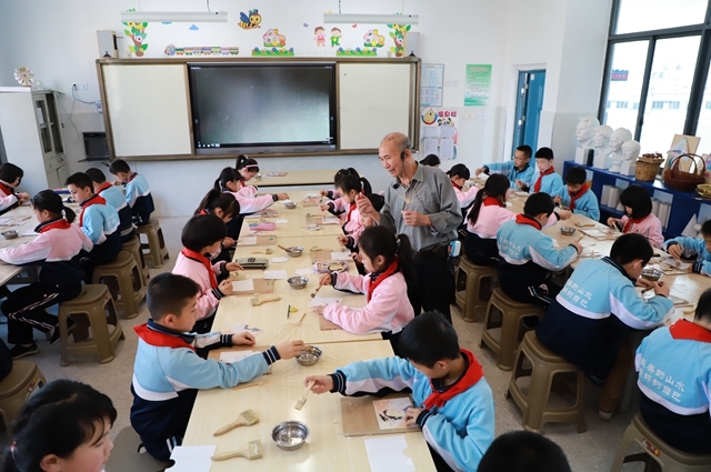黄硕夫指导桂林市南溪山小学的孩子们制作团扇.jpg